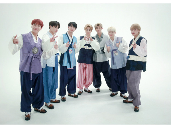 Ngắm loạt ảnh Apink, BTS, SEVENTEEN, Black Pink... khoe nhan sắc với Hanbok trong ngày cuối năm