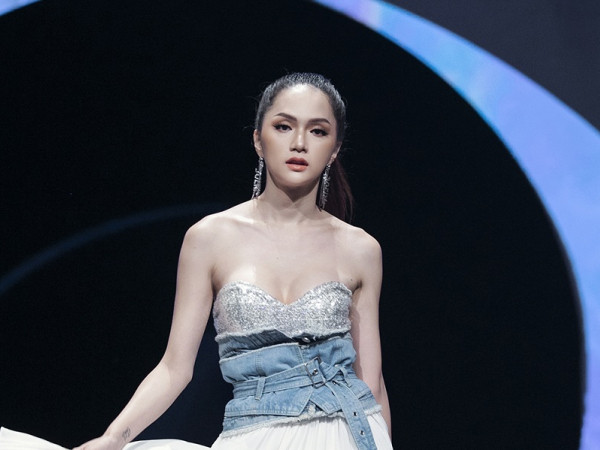 Một lần nữa, Hoa hậu Hương Giang lại trở thành vedette trong đêm diễn thời trang