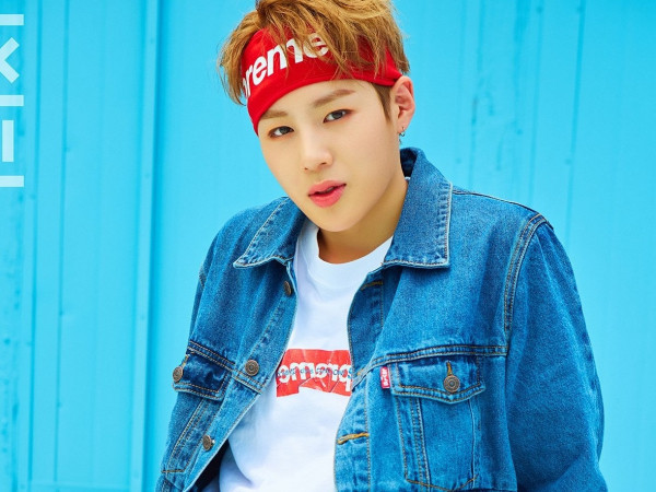 Không biết nên vui hay buồn khi ảnh thời đi học của Sungwoon (Wanna One) bị bạn bè rao bán