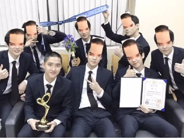 Có ai ngờ ảnh selfie siêu kỳ lạ của D.O. (EXO) lại trở thành nguồn cảm hứng chế ảnh 