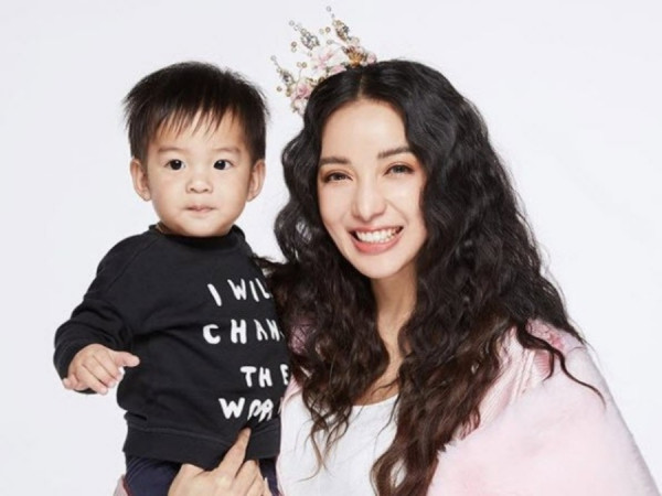 Bi kịch của nữ diễn viên nổi tiếng Thái Lan: Mẹ chính là bà ngoại, bố ruột lại là anh trai