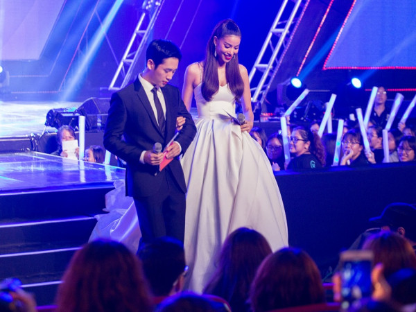 Hoa hậu Phạm Hương "tay trong tay" với nam thần Jung Hae In khiến fan Việt phấn khích