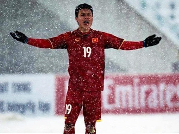 Quang Hải được fan chế ảnh khen ngợi siêu phẩm cầu vồng