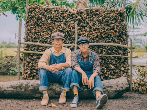 Hình ảnh cha và con trai 23 tuổi cùng nhau mặc quần bò yếm gây sốt mạng xã hội