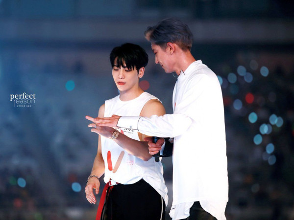 Giữa sân khấu SMTown concert, lý do gì khiến Jonghyun SHINee và Chanyeol EXO giơ tay ra đọ nhau?