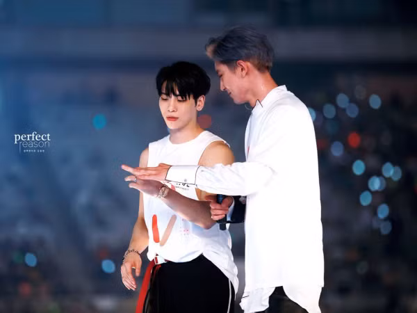 Giữa sân khấu SMTown concert, lý do gì khiến Jonghyun SHINee và Chanyeol EXO giơ tay ra đọ nhau?