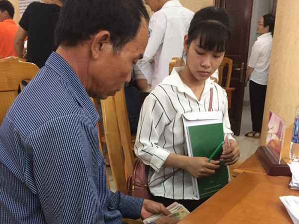 Bức hình cảm động nhất ngày nhập học: Cha chắt chiu từng nghìn lẻ đóng học phí cho con