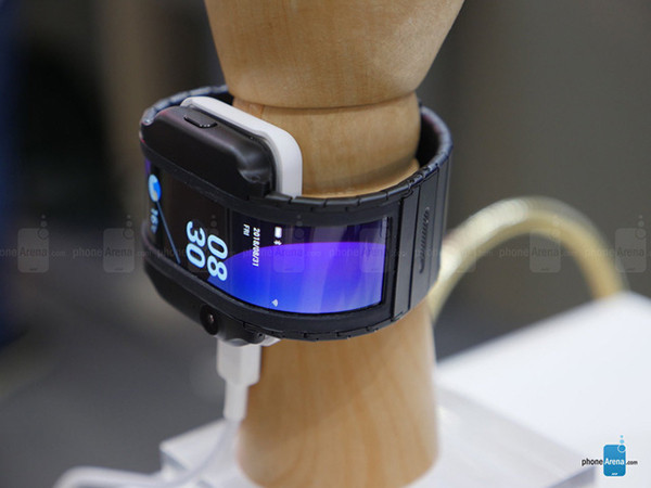 Cận cảnh chiếc smartphone màn hình cong độc đáo, có thể đeo lên tay như đồng hồ
