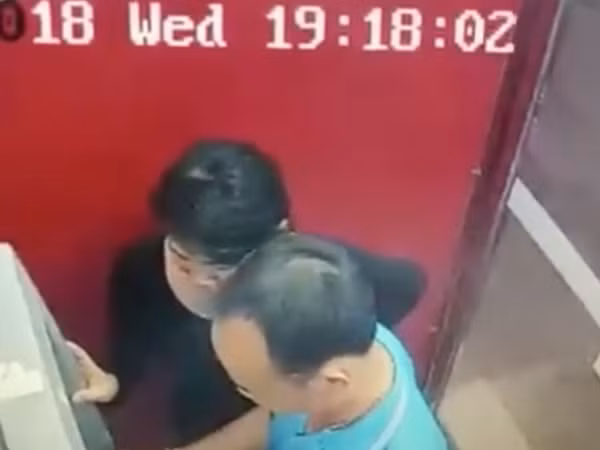 Hai người rút trộm tiền trong thẻ ATM đã trả lại tiền cho khổ chủ