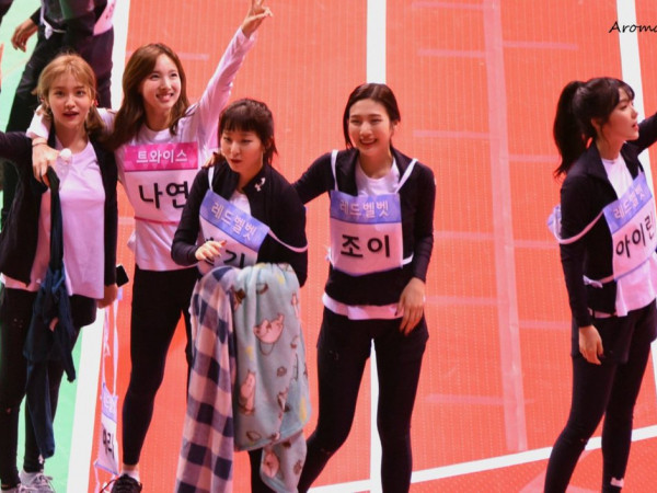 Khoảnh khắc lắng đọng nhất đại hội thể thao "ISAC 2018" là khi TWICE và Red Velvet ở bên nhau