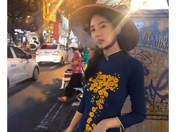 Thực tập sinh trong scandal với T.O.P lại gây tranh cãi vì hút thuốc khi đang mặc áo dài 