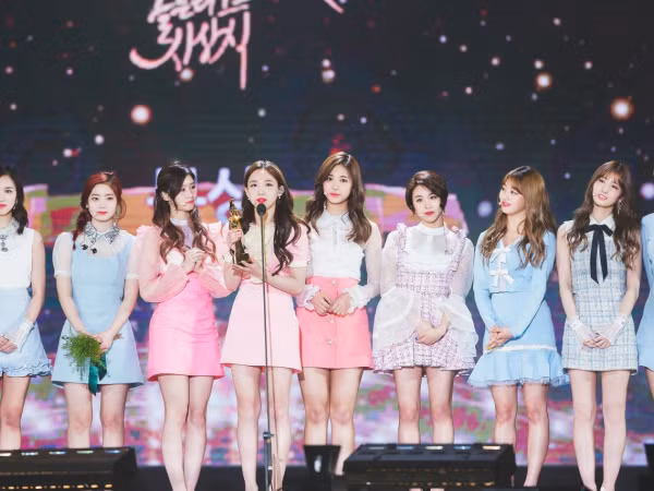 TWICE nhìn lại một năm 2017 và chia sẻ những mong đợi trong năm mới