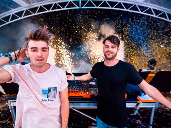 Sau Ariana Grande, đến lượt bộ đôi DJ hàng đầu The Chainsmokers mang concert đến Việt Nam