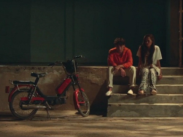 Những cảnh quay bị cắt trong "Mùa viết tình ca" được hé lộ trong MV mới của Phan Ngân - Isaac