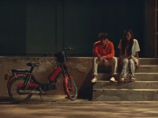 Những cảnh quay bị cắt trong "Mùa viết tình ca" được hé lộ trong MV mới của Phan Ngân - Isaac
