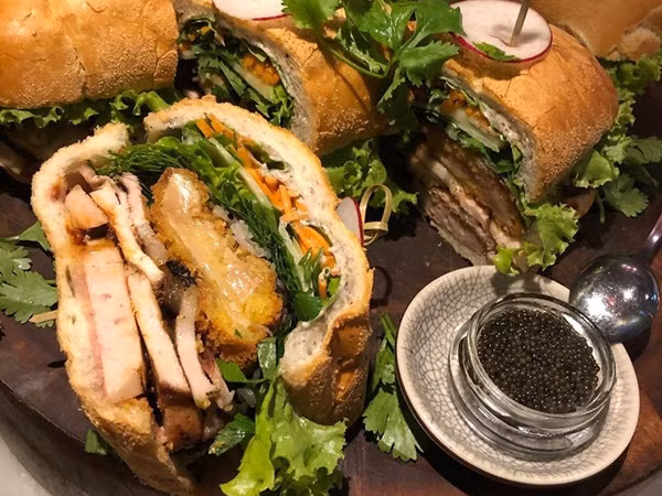 Có gì trong chiếc bánh mì giá trên trời tận 100 USD ở TP.HCM?
