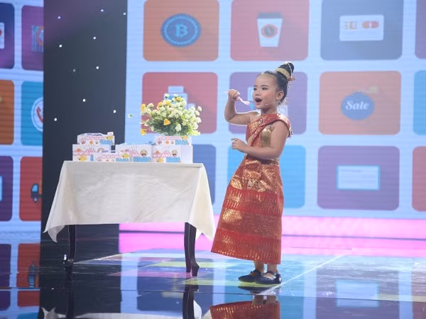 Giám khảo Cẩm Ly “phát cuồng” với cô bé 5 tuổi làm MC bán hàng trực tuyến “cực dẻo miệng”