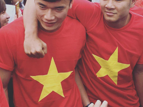 Đức Chinh - Tiến Dũng khiến "shipper" phát cuồng vì quá đỗi tình cảm với nhau trên phố đi bộ