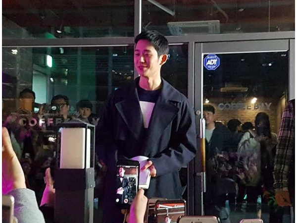 Jung Hae In lịch thiệp cúi đầu cảm ơn người hâm mộ dù bị vây kín
