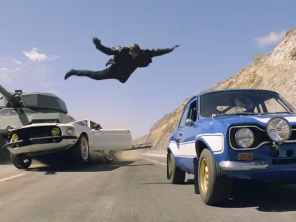 Thót tim với cảnh hậu trường của bom tấn "Fast and Furious"