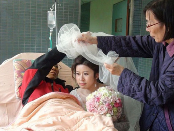 Hành động của ông bố sắp qua đời trong ngày cưới của con gái khiến nhiều người xúc động