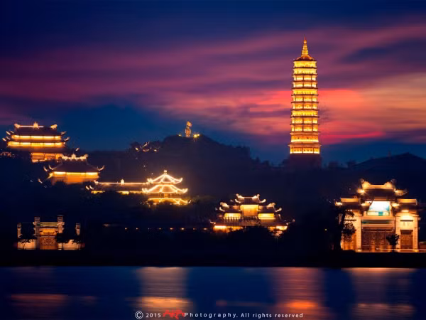 Chùa Bái Đính sáng rực đèn về đêm
