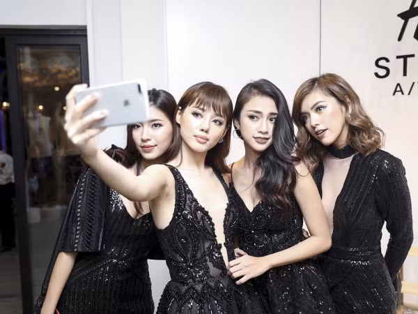 Team Minh Tú nổi bật không thua bất kỳ sao nào trong buổi ra mắt BST mới của H&M