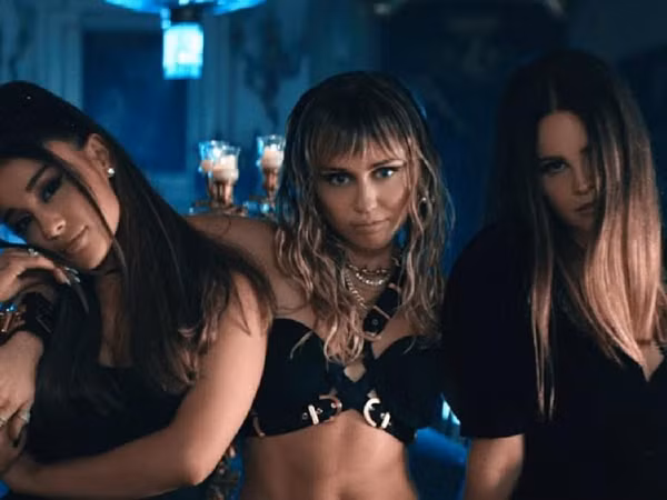 Miley Cyrus, Ariana Grande và Lana Del Rey hóa thiên thần trong MV nhạc phim của “Charlie’s Angels”