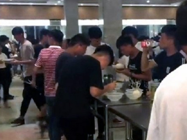 Trường học quyết định dẹp hết ghế trong căng tin để học sinh... "đứng ăn" cho nhanh