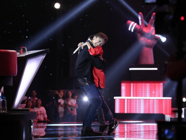 The Voice Kids: Soobin Hoàng Sơn khóc trong hạnh phúc khi chinh phục cậu bé hát "Mái đình làng biển"
