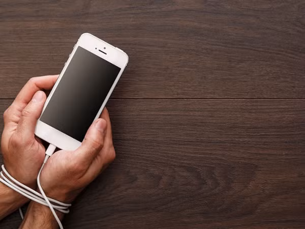 Trước cuộc xâm lăng của smartphone, bạn là “con nghiện cúi đầu” hay dùng nó để “cá kiếm”?