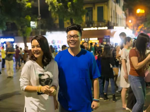 Hamlet Trương cùng Phạm Quỳnh Anh tái hiện hit “Bụi bay vào mắt” gây náo loạn Phố đi bộ Hà Nội