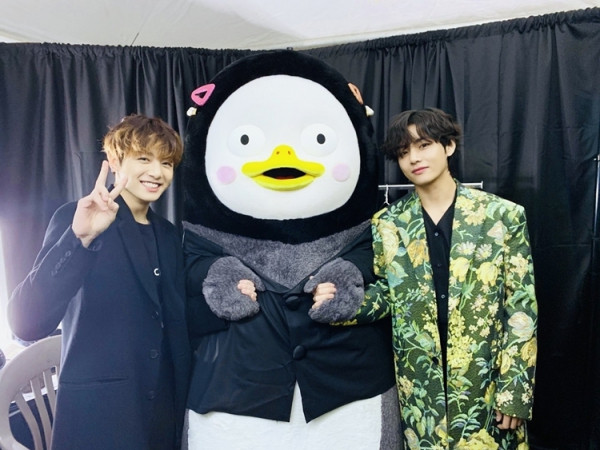 Bộ đôi V - Jungkook lại ghi điểm vì hành động khiêm tốn đến không tưởng