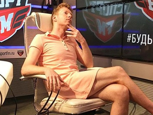 Pha mặc váy đi làm “chẳng giống ai” của nam MC mừng Nga thắng Tây Ban Nha