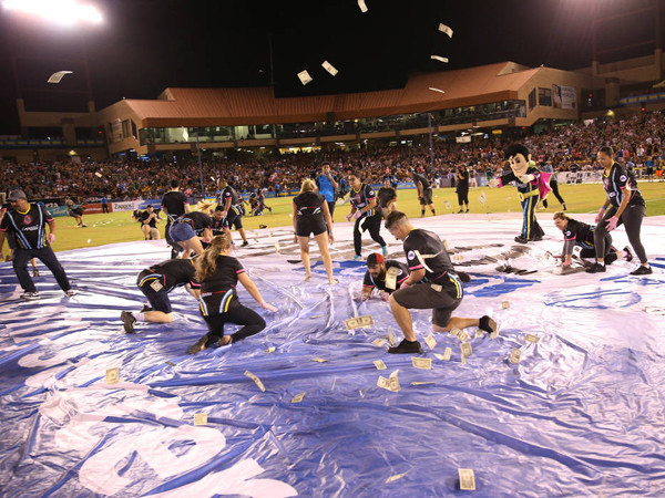 Đội bóng dùng trực thăng rải hơn 100 triệu tiền mặt tặng CĐV