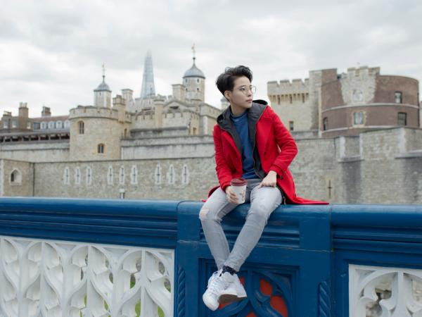 Vũ Cát Tường khoe gu thời trang tomboy trên đường phố Anh Quốc