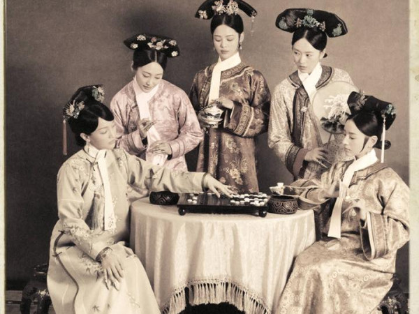 "Như Ý truyện" tung bộ ảnh "gia đình hoàng gia" theo phong cách cổ xưa