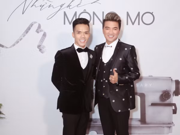 Dàn sao Việt đội mưa đến dự show kỷ niệm 10 năm làm nghề của NTK Tuấn Trần