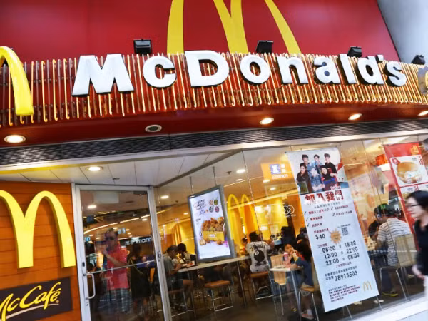 Cuộc sống ở Hong Kong ngày càng đắt đỏ, giá thức ăn nhanh bình dân McDonald's cũng tăng giá 