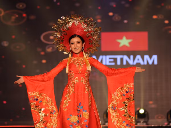 Huyền My tỏa sáng với trang phục dân tộc tại "Miss Grand International 2017"
