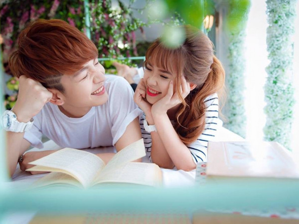 "Lầy lội" như vợ chồng Khởi My: Vợ ra MV trở lại V-pop, chồng là quay phim "bất đắc dĩ"