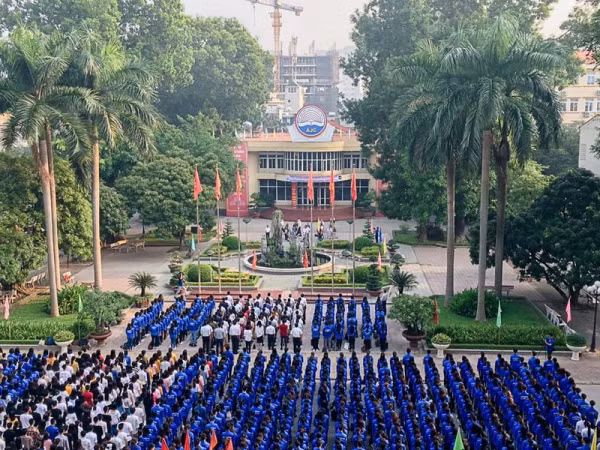 Lễ chào cờ mỗi sáng thứ Hai: Có mấy trường ĐH duy trì được nghi thức này như trường Báo!