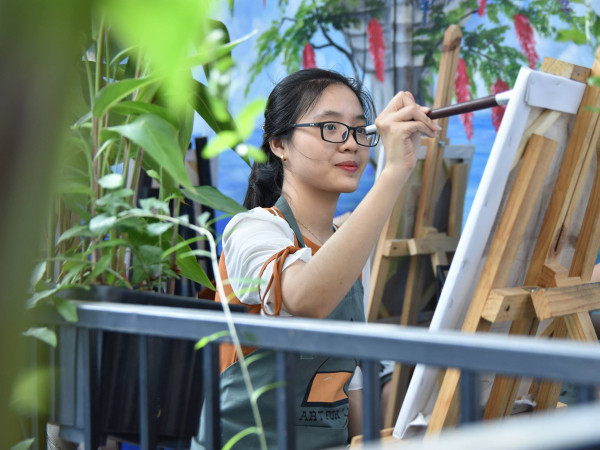 Chơi gì cuối tuần: Nghe tư vấn chọn trường Đại học, xả street với tranh sơn dầu