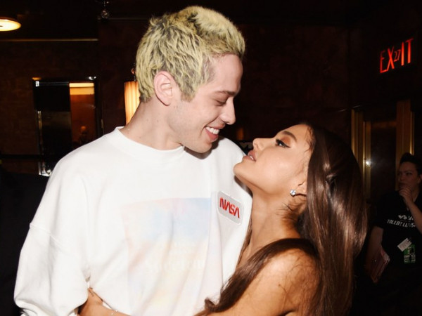 Yêu nhanh chia tay cũng nhanh, Ariana Grande hủy hôn với bạn trai Pete Davidson