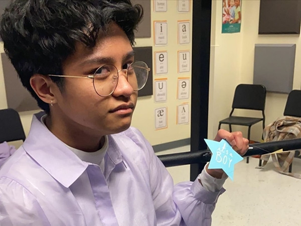 Cả lớp góp tiền để một người bạn chuyển giới có thể chính thức đổi tên