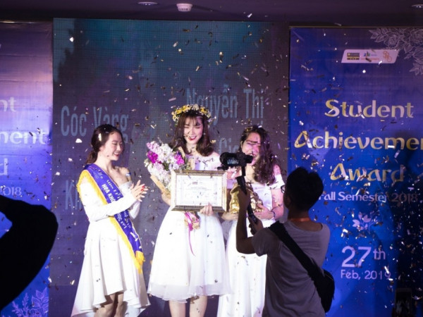 Ngưỡng mộ nữ sinh vừa xinh vừa giỏi "chuẩn" trường người ta