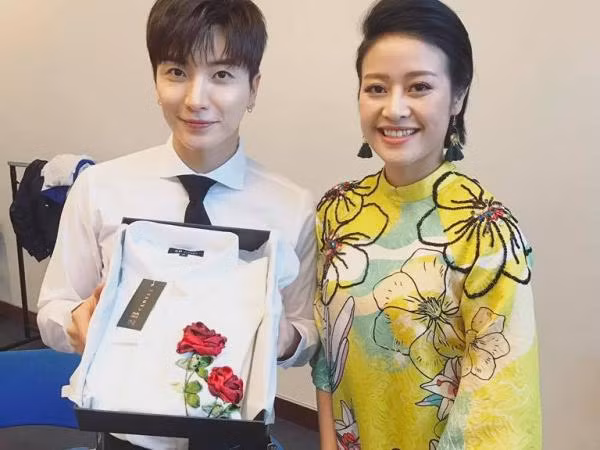 MC Phí Linh khoe ảnh chụp cùng Lee Teuk, SNSD, NCT 127