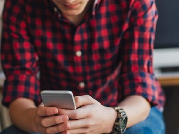 Dân mạng bàn cãi gay gắt chuyện chia tay vì người yêu "đã xem" tin nhắn và không nghe điện thoại