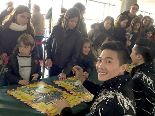 Quốc Cơ - Quốc Nghiệp được người hâm mộ vây kín ở Tây Ban Nha