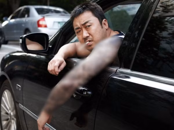 Phụ huynh Hàn Quốc thuê những "ông chú dữ tợn" bảo vệ con khỏi bạo lực học đường